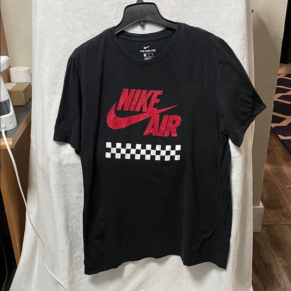 Nike Black Tee with Red Logo and Checkered Design Men’s Size XL TG EG